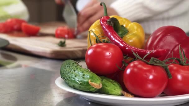 Femme cuisine des aliments végétariens à la maison délicieux légumes sur le devant — Video