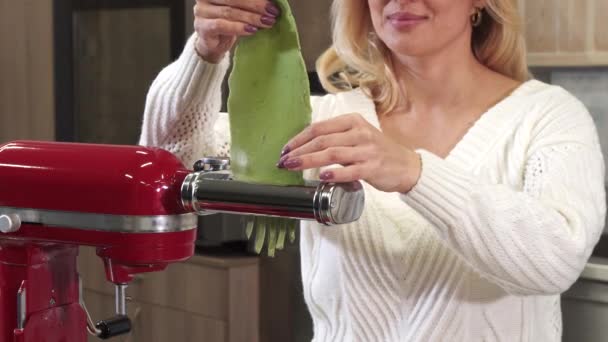 Обрезанный снимок счастливой женщины, делающей домашнюю пасту на макаронной машине — стоковое видео