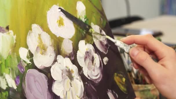 Recolhido de perto de um artista profissional que trabalha em sua pintura — Vídeo de Stock