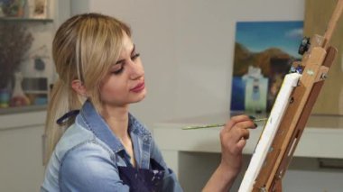 Resim sanat onun stüdyosunda gülümseyen güzel kadın sanatçı, yakın çekim