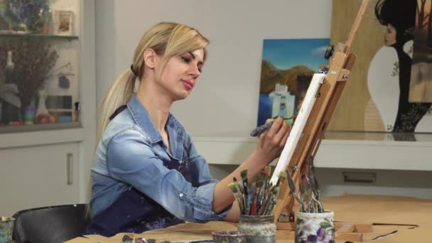 Magnifique jeune artiste féminine qui travaille sur sa peinture au Studio d'Art — Video