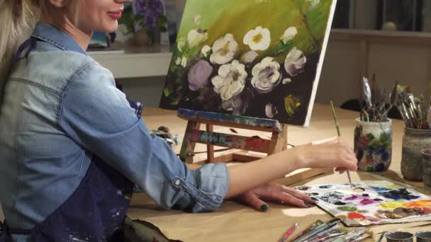 Tiro recortado de uma artista feminina sorridente desenhando flores em seu estúdio de arte — Vídeo de Stock