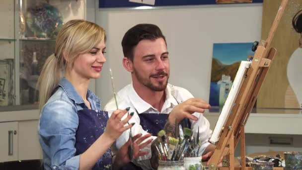 glückliches Paar beim gemeinsamen Malen eines Bildes bei einem Date im Kunstatelier