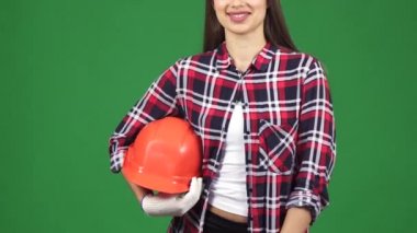 Thimbs kask holding kadar gösterilen bir gülümseyen kadın mühendisi kadeh kırpılmış