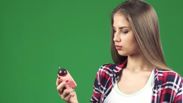 Belle jeune femme pointant vers le réveil à l'air grave — Video