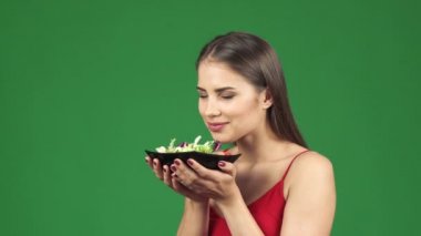 Güzel mutlu sağlıklı kadın lezzetli salata sevinçle gülümseyen kokulu