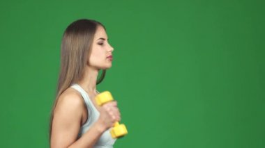 Genç güzel mutlu sporcumuz dumbell ile çalışma dışarı gülümseyen