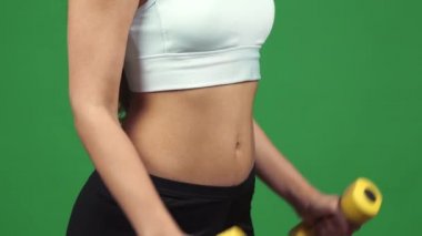 Ağırlıklar ile mükemmel abs egzersiz ile bir fitness kadının yakın kırpılmış