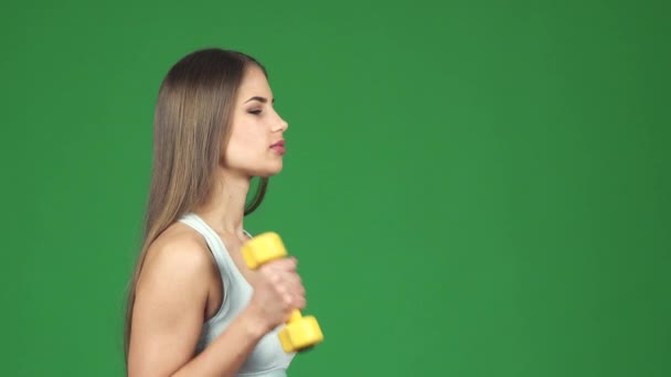 Joven hermosa deportista feliz sonriendo haciendo ejercicio con pesas — Vídeo de stock