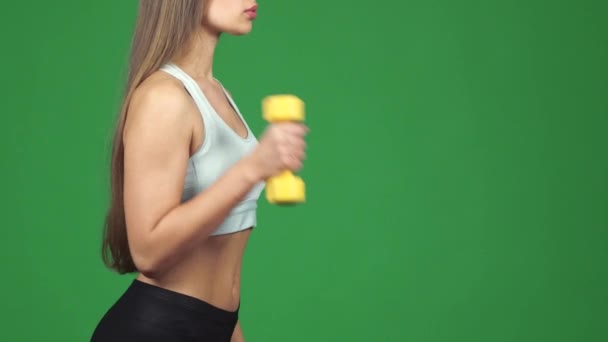 Oříznout záběr atletka s sexy tónovaný tělo a perfektní abs cvičit — Stock video