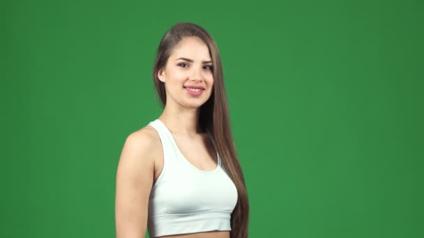 Ελκυστική crossfit αθλήτρια χαμογελώντας προβολή μπράβο κρατώντας σχοινάκι — Αρχείο Βίντεο