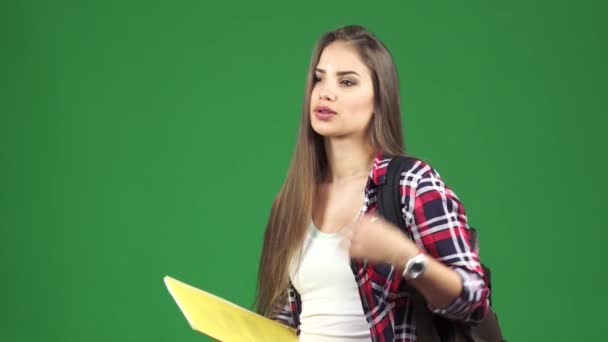 Jonge mooie vrouwelijke student met een rugzak glimlachen naar de camera — Stockvideo