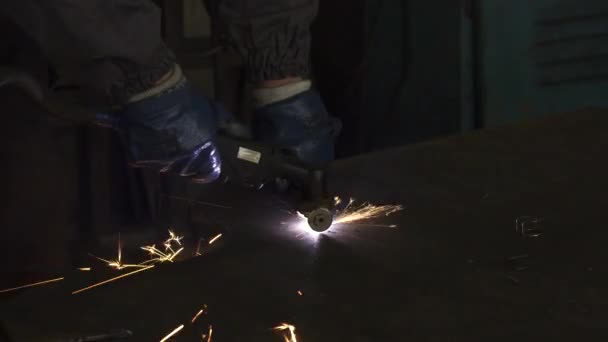 Recortado tiro de un trabajador de la fábrica de corte de acero con chispas que vuelan alrededor — Vídeos de Stock