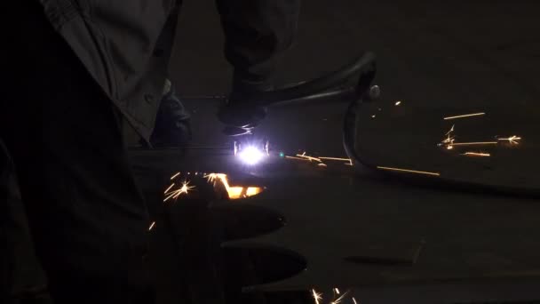 Industri arbetare i skyddande uniform skära metall manuellt — Stockvideo