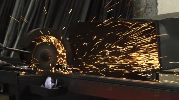 带火花飞行的技工焊接钢管的裁剪镜头 — 图库视频影像