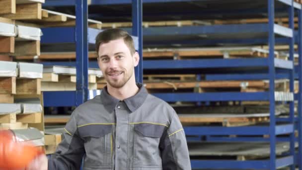 Professionelle Industriearbeiter lächeln mit Hut in die Kamera — Stockvideo