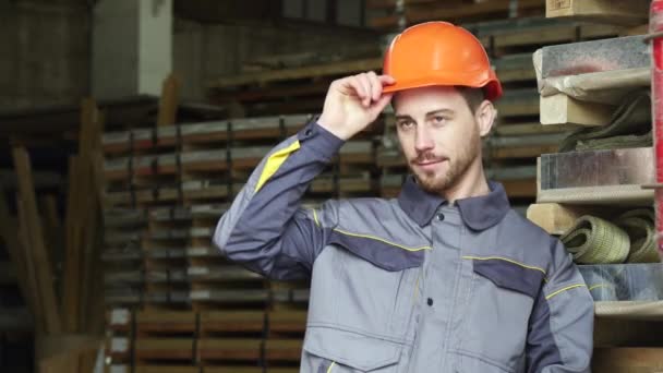 Fabricante da indústria pesada relaxante após o trabalho sorrindo olhando para longe — Vídeo de Stock