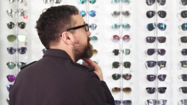 Olgun erkek müşteri gözlük gözlük mağazasından seçme