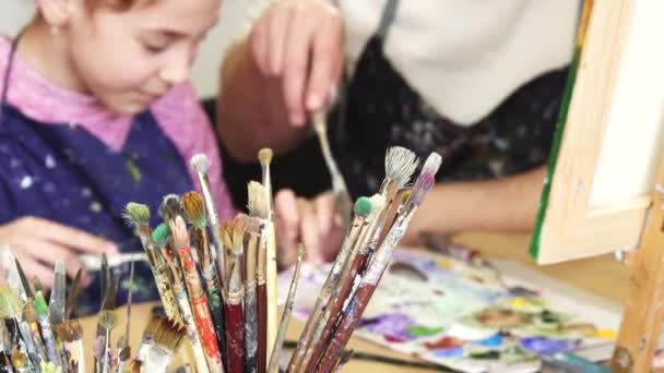 Família feliz se divertindo desenhando no estúdio de arte juntos — Vídeo de Stock