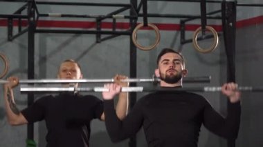 Barbell kaldırma spor salonunda ısınma erkek crossfit sporcular