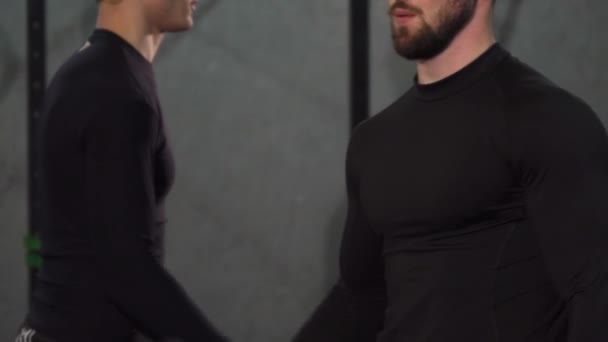 Cropped shot of a bearded muscular man lifting weights at the gym — Stock Video