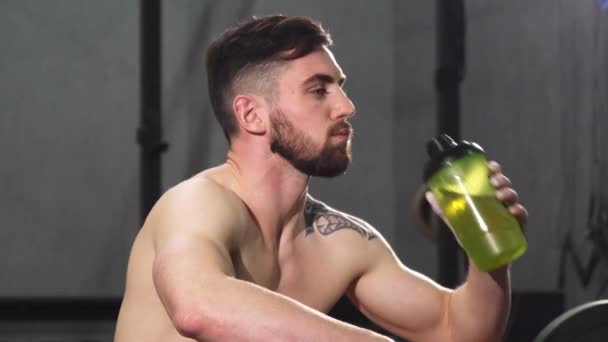 Yakışıklı genç atletik erkek rahatlatıcı gömleksiz çalışma dışarı sonra sakallı — Stok video