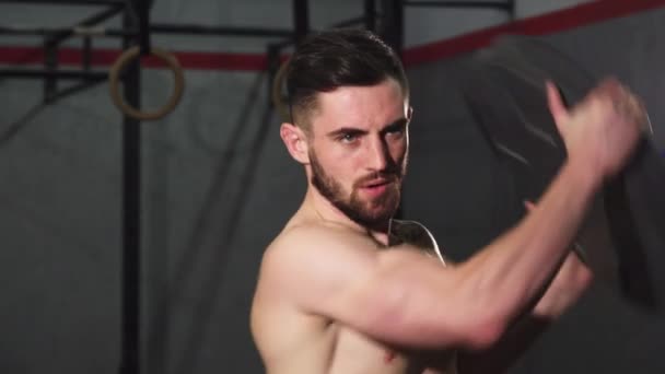 Sakallı dövmeli sökük atletik adam crossfit spor salonunda egzersiz — Stok video