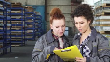 İki kadın ambarı işçilerin belgeleri birlikte incelenmesi