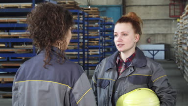 Genç güzel donanım depolama kadın işçi onun meslektaşım için konuşuyor