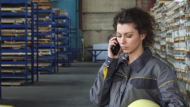 Kadın fabrika işçilerini belgeleri birlikte depolama vasıl incelenmesi