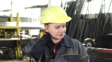 İşten sonra onu kask alarak yorgun kadın fabrika işçisi