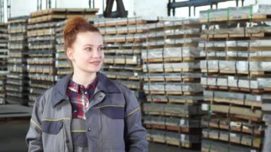 Güzel kadın fabrika işçisi bir kask onu iş arkadaşından alma