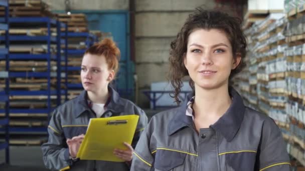 Красивая веселая работница фабрики улыбается в камеру — стоковое видео