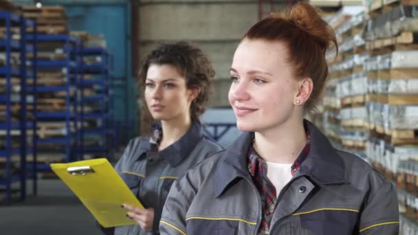 Glada vackra kvinnliga ingenjör leende visar tummen upp på lagret — Stockvideo