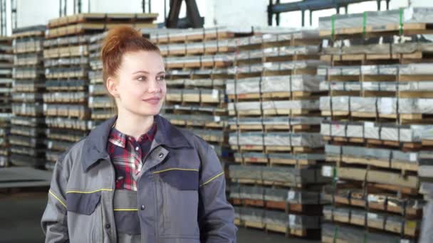 Красивая работница фабрики получает каску от коллеги — стоковое видео