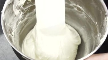 Lezzetli krem tatlılar için hazırlanıyor bir profesyonel şef görüntüsünü kapatmak