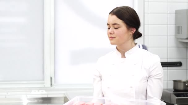 Confeiteiro profissional sorrindo segurando bandeja cheia de macaroons para a câmera — Vídeo de Stock