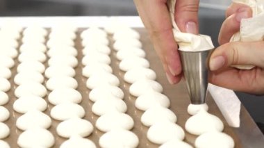 Beze çerezleri hazırlamak hamur işi çanta kullanarak bir pudra yakın kadar kırpılmış