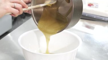 Bir tavada bir kasenin içine gelen bir pasta Şef dökerek sıcak krem yakın çekim
