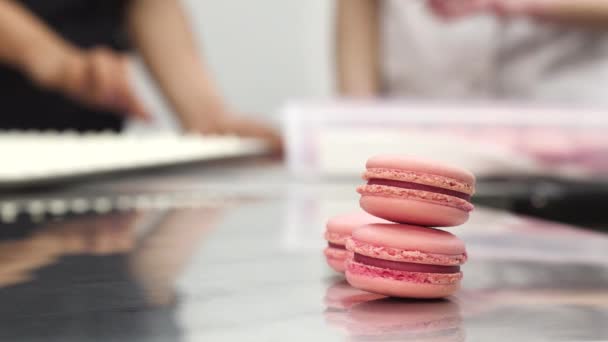 Deliciosos macarrones de frambuesa rosa sobre la mesa en la cocina comercial — Vídeos de Stock