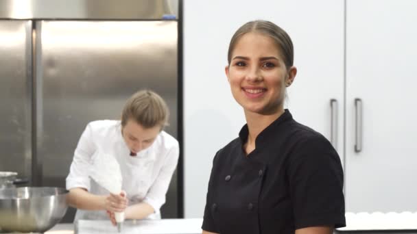 Feliz chef mujer sonriendo mostrando los pulgares en la cocina — Vídeos de Stock