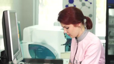 Laboratuarda çalışan güzel genç kadın