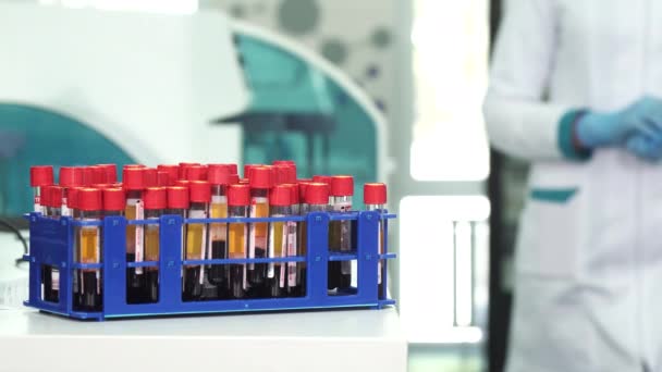 Περικοπεί shot ενός επιστήμονα στον protectie γάντια εργασίας με δοκιμαστικοί σωλήνες αίματος — Αρχείο Βίντεο