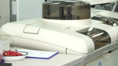 Kan örnekleri ile çalışırken not almak bir bilim adamının atış kırpılmış