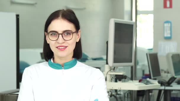 Técnicas de laboratório femininas bonitas sorrindo para a câmera — Vídeo de Stock