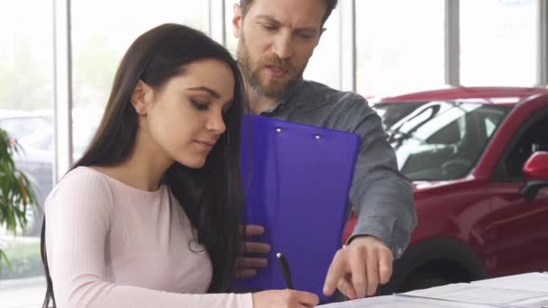 成熟的汽车经销商签署文件与他的女性客户 — 图库视频影像