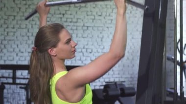 Lat pulldown kablo spor salonu makinede egzersiz çekici atletik kadın