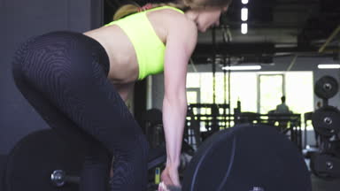 Mükemmel kalçalar halter kaldırma ile seksi bir sporcumuz dikiz atış