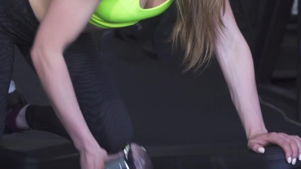 Impresionante mujer atlética levantando pesas en el gimnasio — Vídeos de Stock