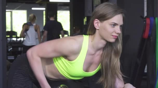 Nádherný střih a tónovaný sportovkyně usmívající se radostně cvičit s hmotností — Stock video